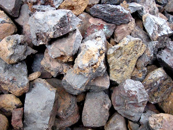 铁矿石主要用于钢铁工业,冶炼含碳量不同的生铁(含碳量一般在2%以上)